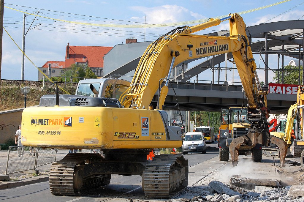 HKL-Leasingbagger NEW HOLLAND E305 B beim beseitigen der TRAM-Schienen in der Berliner Str. am 27.07.10 Berlin-Pankow.