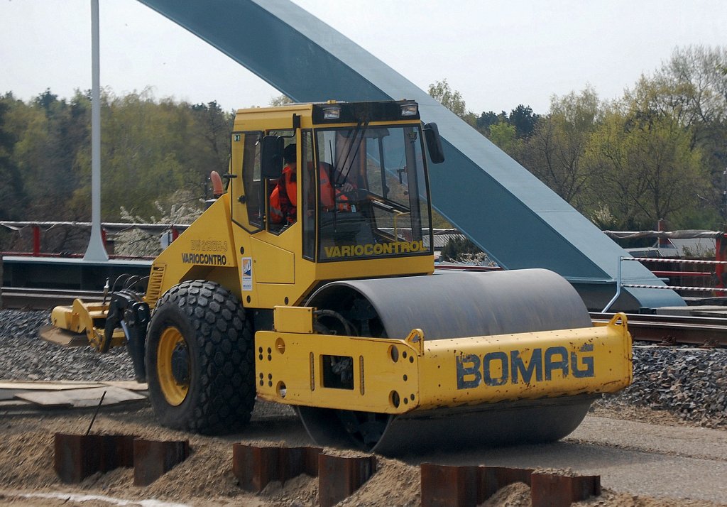 HKL-Leasingbaumaschine, ein BOMAG Walzenzug mit Glattbandage Typ VARIOCONTOL BW 231 DH-3 bei den Gleisbauarbeiten H�he Berlin-Adlershof am 24.04.10