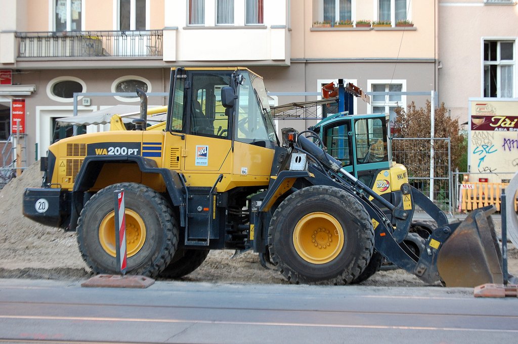 HKL-Leasingbaumaschine, ein KOMATSU WA200PT Radlader, Berliner Str. Berlin-Pankow am 19.07.10
