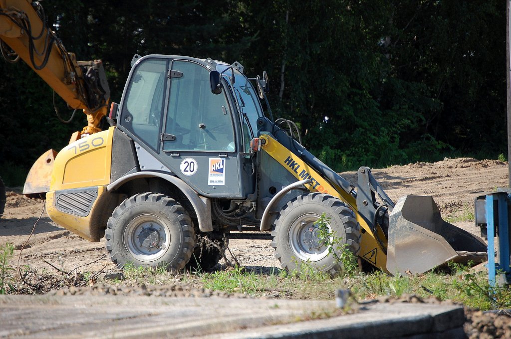 HKL-Leasingbaumaschine, ein kramerALLRAD 750, 26.06.10 R�ckbau der Gleisanlagen Bhf. Flughafen Berlin-Sch�nefeld.