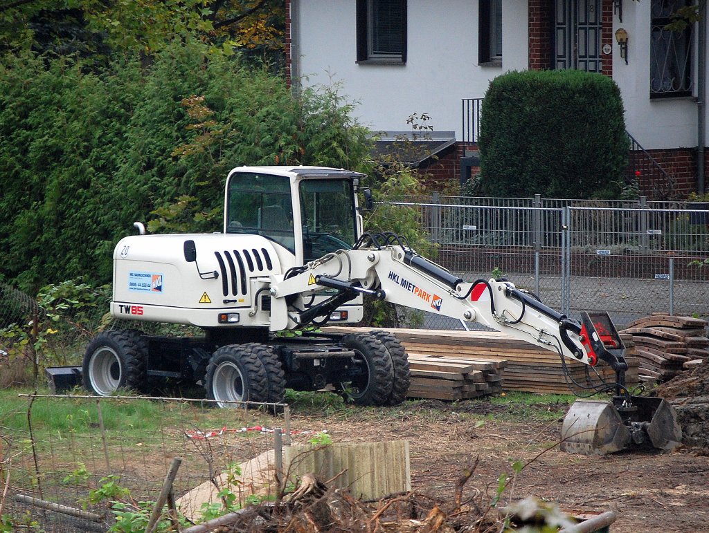 HKL-Mietbagger, ein TEREX TW85 Mobilbagger am 06.10.09 bei Bauarbeiten am S-Bhf. Berlin-Karow.  