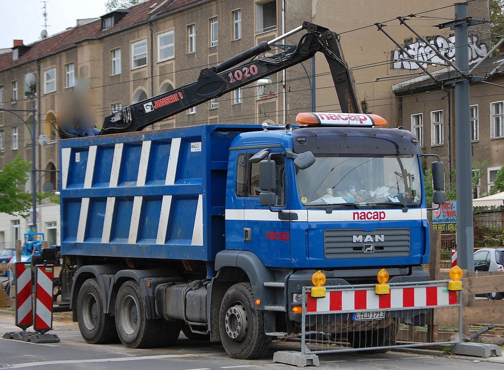 Hochwandiger MAN Kipper mit Hydraulikgreifarm der Fa. nacap, 04.05.10 Berlin-Pankow.