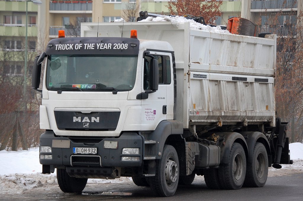 Hochwandiger MAN TGS 26.480 Kipper mit Hydraulikgreifarm vom Fuhrbetrieb J�rgen Sahl mit Altschnee bef�llt, 04.01.11 Berlin-Pankow.