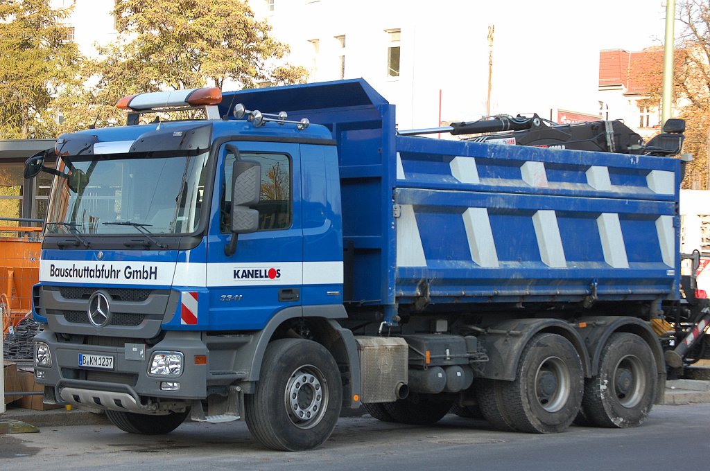 Hochwandiger MB 3341 Baukipper der Fa. KANELLOS Bauschutt GmbH am 01.11.11 Gro�baustelle Berlin-Pankow.