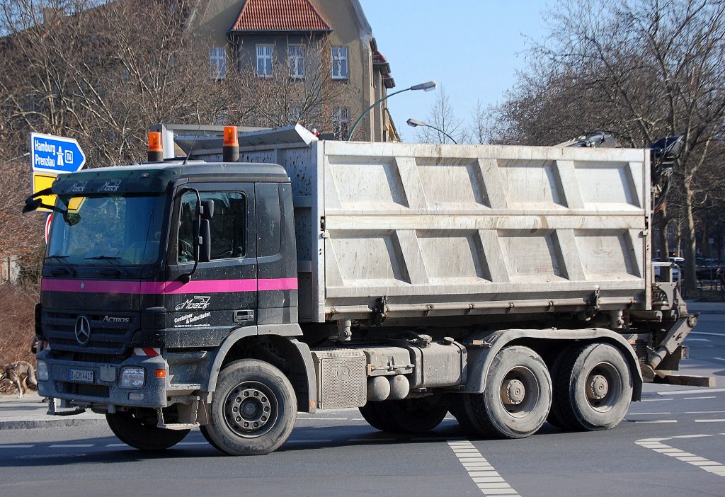 Hochwandiger MB ACTROS Kipper der Entsorgungsfirma Moeck aus Berlin, 07.03.12 Berlin-Pankow.