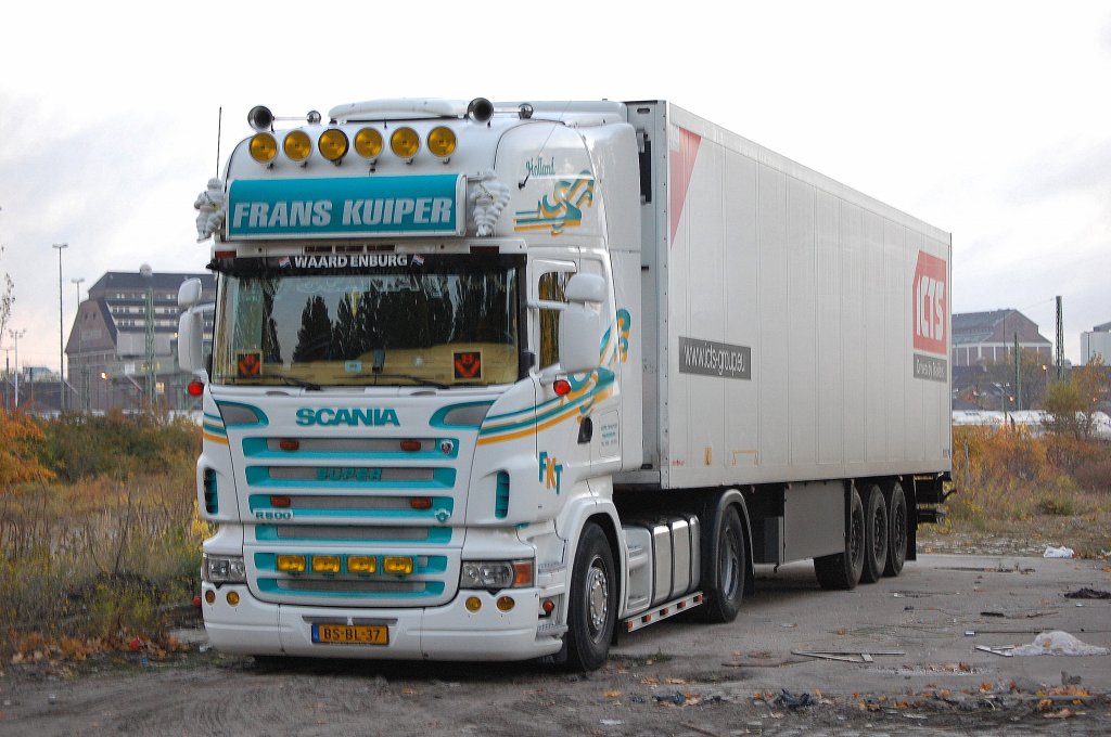 Holl�ndischer Sattelzug der Fa. FRANS KUIPER mit SCANIA SUPER R500 PS Zugmaschine, 26.10.10 �ber Nacht auf dem Freigel�nde des ehemaligen Gbf. Berlin-Moabit abgestellt. 