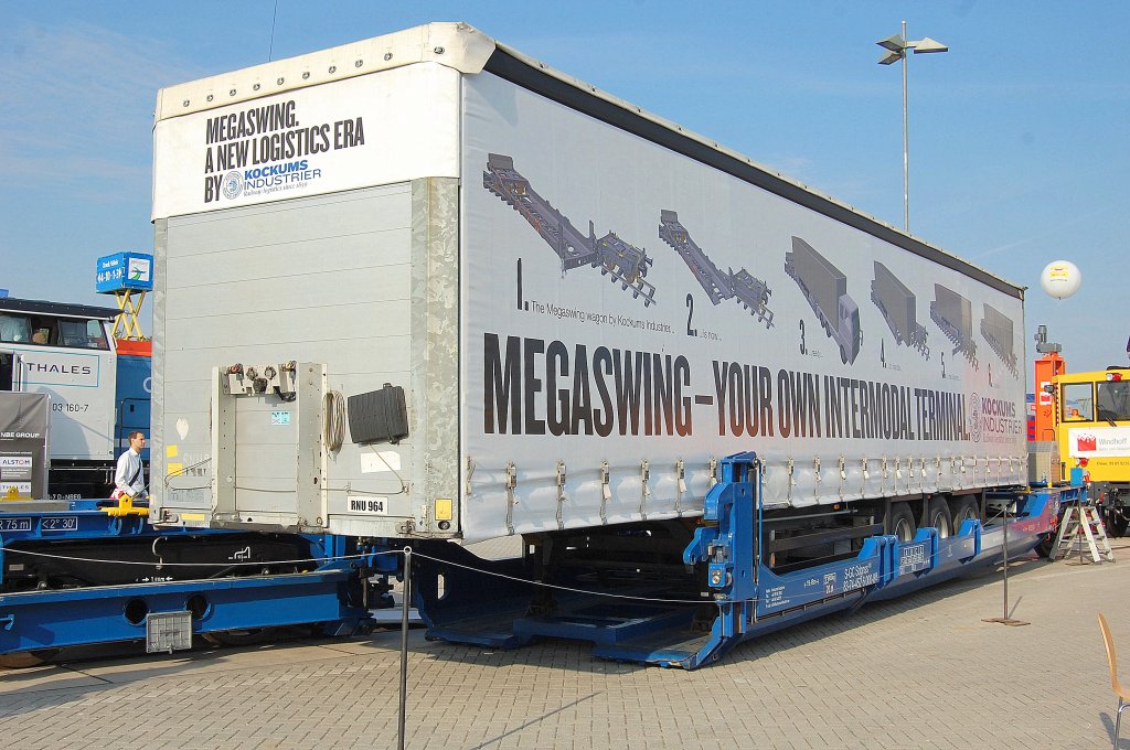 Huckepack System f�r LKW-Auflieger, hier der Niederflurwagen vom Typ Sdgnss 100 eingestellt in Schweden f�r die Green Cargo mit der Nr. S-GC 38-74-452 6 000-8, 24.09.10 Innotrans 2010 