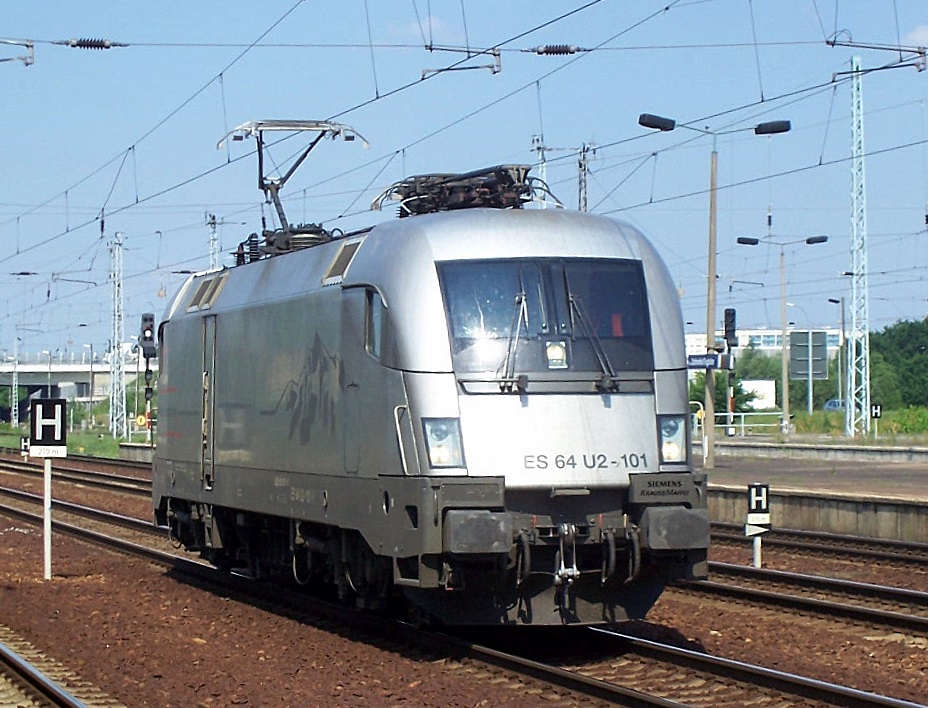 Hupac ES 64 U2-101 (siemens Bj.2001) am 08.06.07 Durchfahrt im Bhf. Flughafen Berlin-Sch�nefeld.