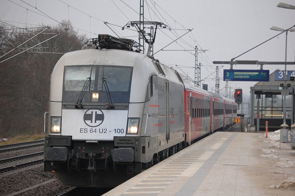 Hupac Lok ES 64 U2-100 f�r ODEG mit dem RE4 nach Ludwigsfelde, 18.12.12 Bhf. Berlin-Jungfernheide.