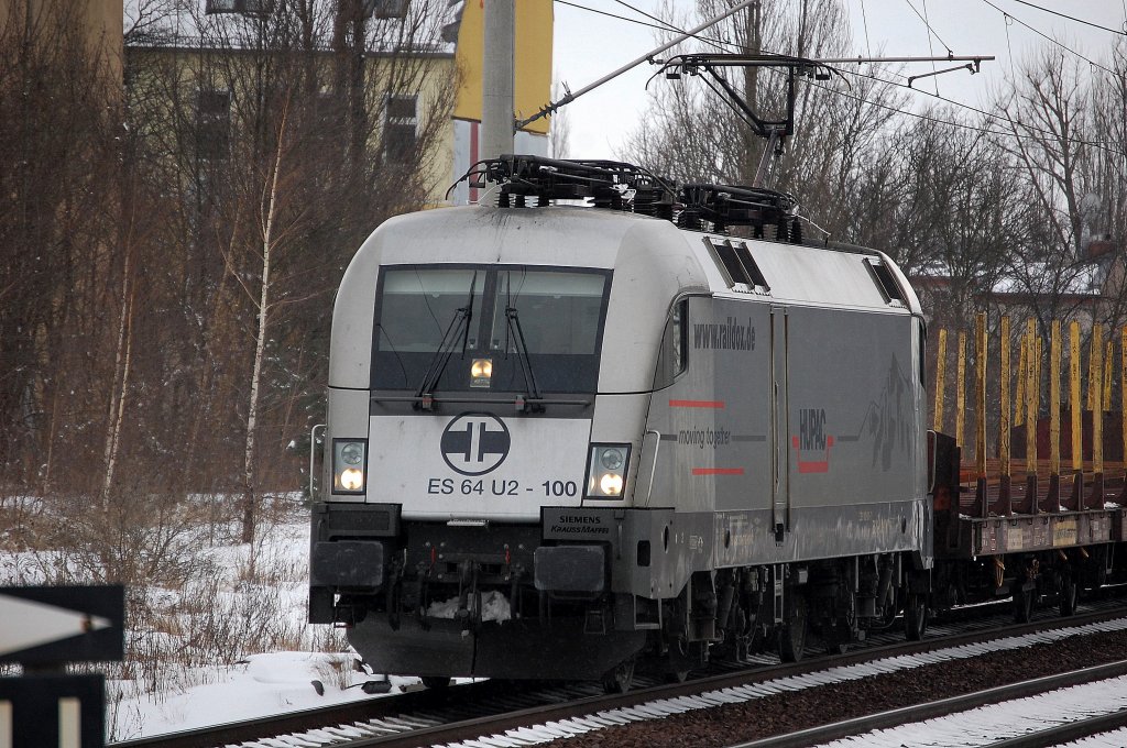 HUPAC Lok ES 64 U2-100 in Diensten von SETG mit Rungenwagen f�r Holztransporte (Leerzug) Richtung Nordosten, 22.03.13 Berlin-Pankow.
