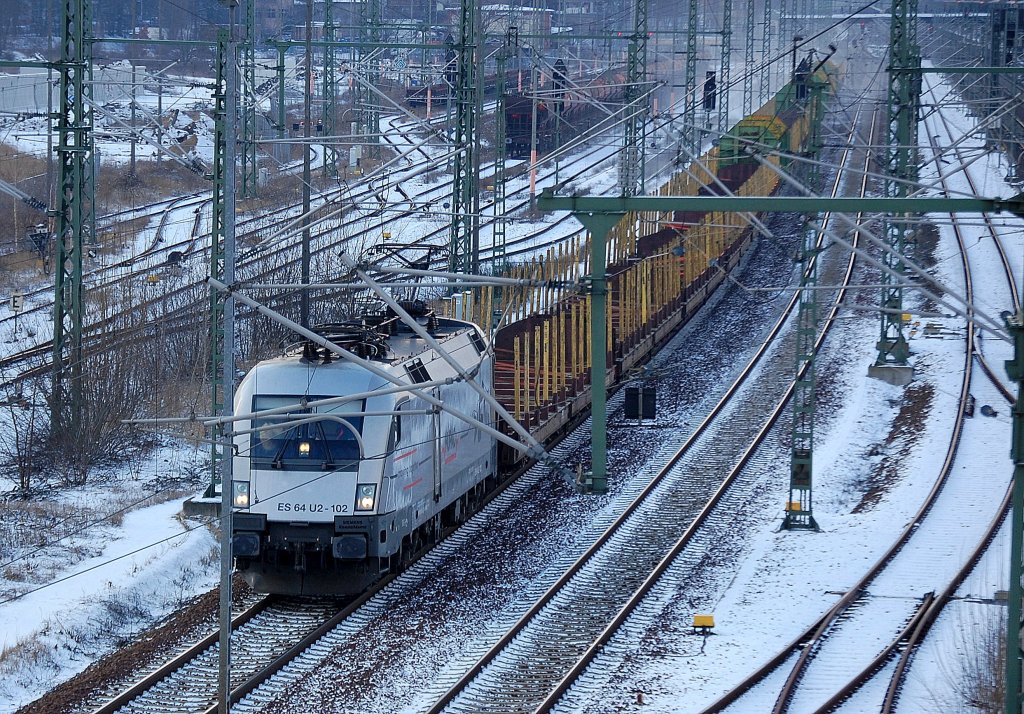 HUPAC Mietlok ES 64 U2-102 (91 80 6182 602-3 D-HUPAC) f�r Raildox t�tig mit Leerzug Rungentransportwagen f�r Holzst�mme durchf�hrt den ehemaligen Gbf. Berlin-Moabit, 03.02.12