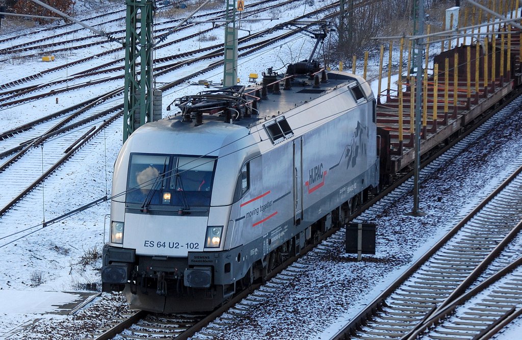 HUPAC Mietlok ES 64 U2-102 (91 80 6182 602-3 D-HUPAC, Siemens Bj. 2001) am 03.02.12 mit Leerzug Rungenwagen, Berlin-Putlitzbr�cke.