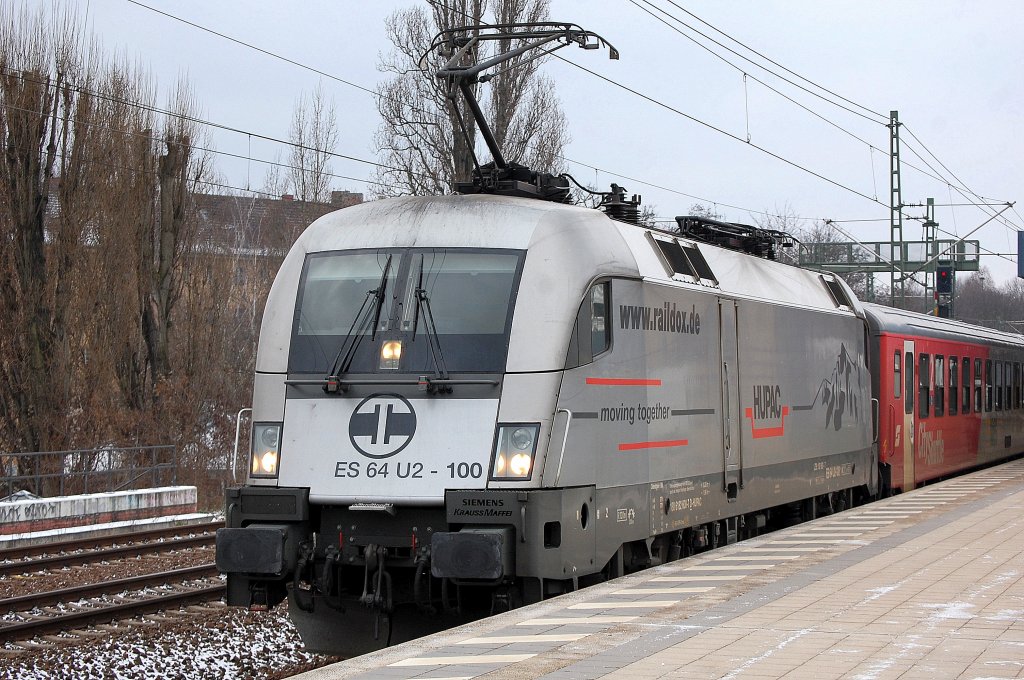 HUPAC Mietlok der ODEG ES 64 U2-100 als RE4 nach Ludwigsfelde mit der MWB 1116 911-7 als Schiebelok im Bhf. Berlin-Jungfernheide, 13.01.13