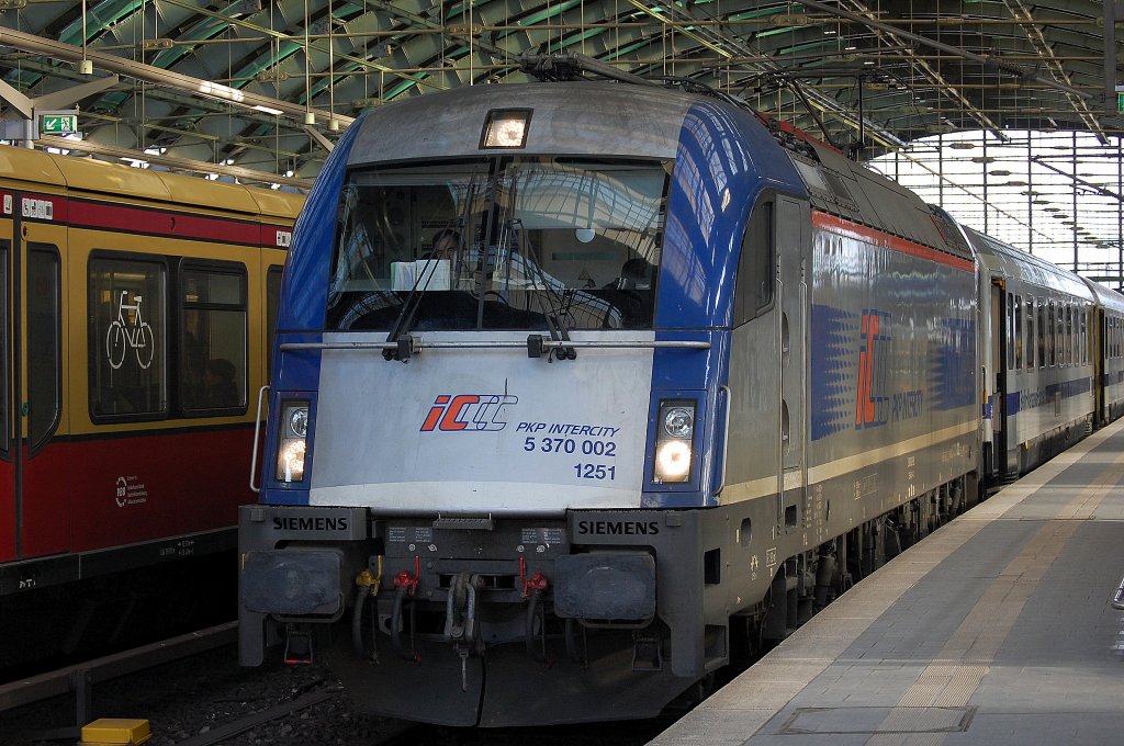 Husarz 5 370 002 mit dem Berlin-Warschau-Express im Bhf. Berlin-Ostbahnhof, 02.03.13