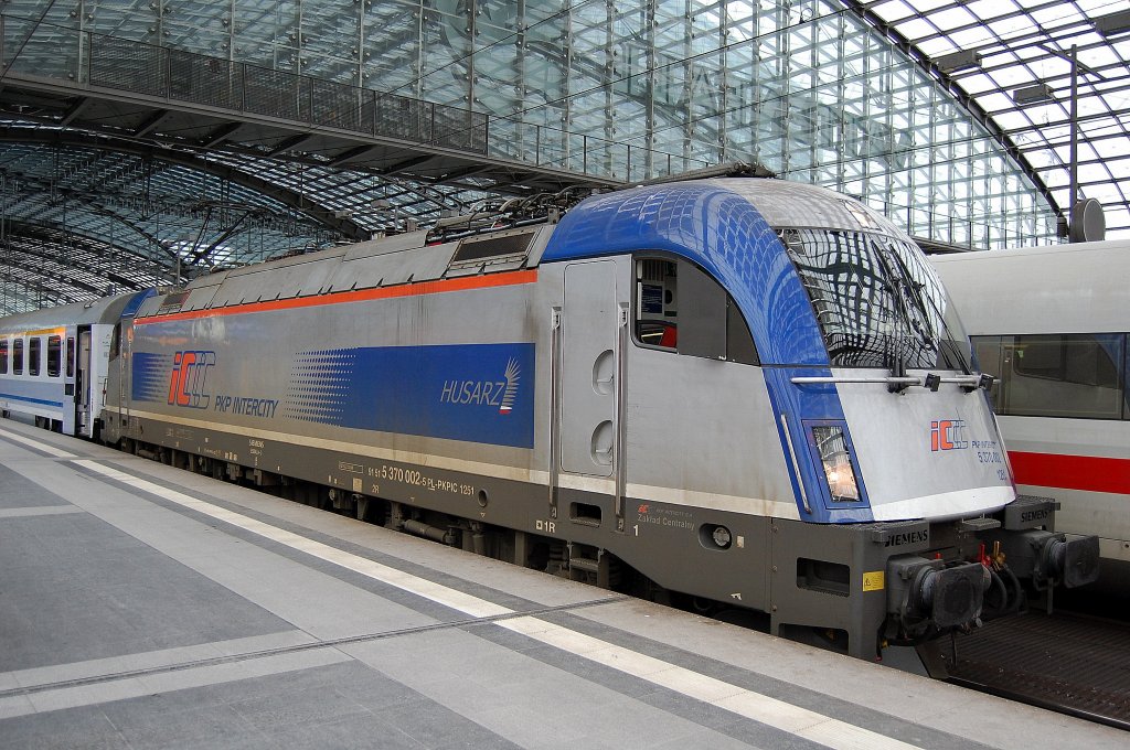 Husarz 5 370 002 steht mit dem EC 55 nach Gdynia Glowna abfahrbereit Berlin Hbf. 03.02.13