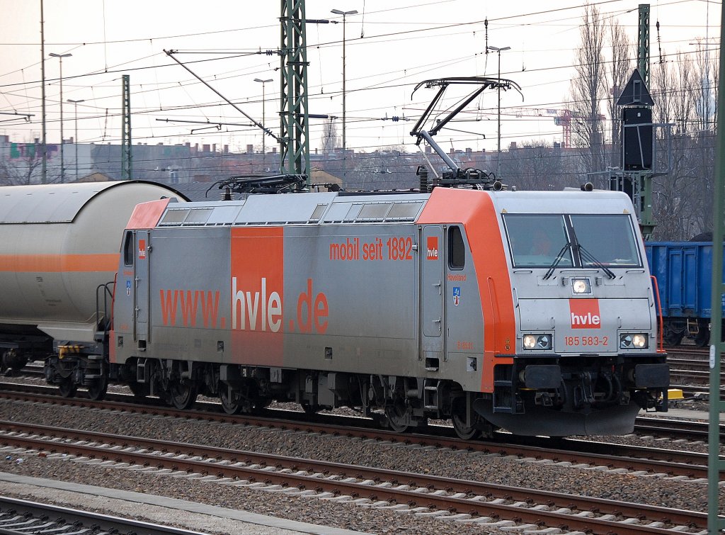 hvle 185 583-2  Havelland  (91 80 6185 583-2 D-HVLE, Bj.2008) mit einem Ganzzug Gasdruckkesselwagen Richtung Berlin-Spandau, 19.03.10 Berlin-Beusselstr.