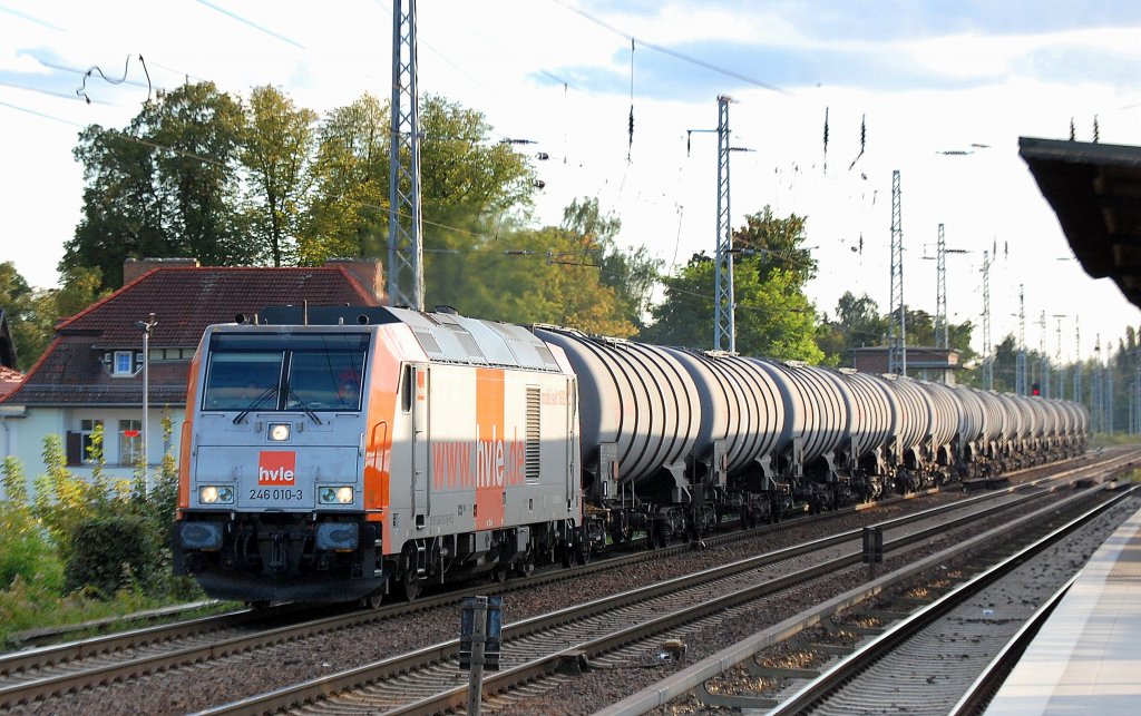 hvle 246 010-3 (92 80 1246 010-3 D-HVLE, Bombardier Bj.2006) mit Kesselwagenzug am 19.09.12 Richtung Bernau, Berlin-Karow.