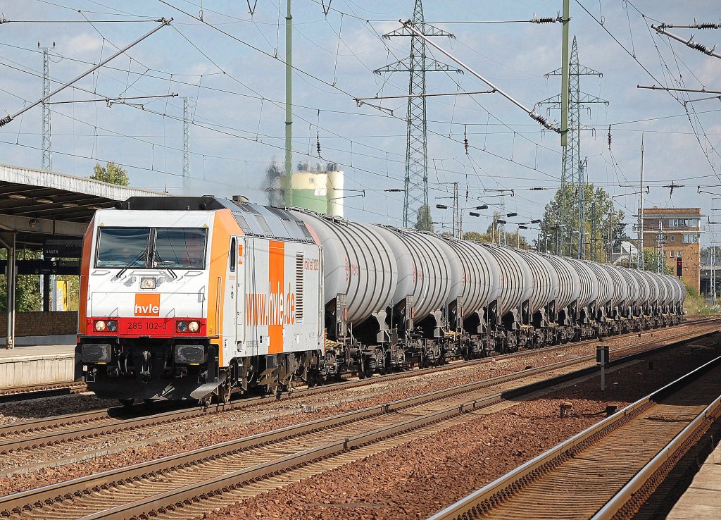 HVLE 285 102-0  Oberhavel  (92 80 1285 102-0 D-HVLE) am 14.09.11 mit Ganzzug Kesselwagen, Bhf. Flughafen Berlin-Sch�nefeld.