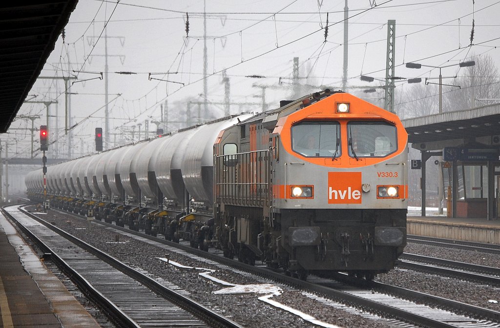 hvle Orange Tiger V330.3 mit Ganzzug fabrikneu aussehender Staubsilowagen vom Wageneinsteller GATX Germany, 16.01.12 Durchfahrt Bhf. Flughafen Berlin-Sch�nefeld. 