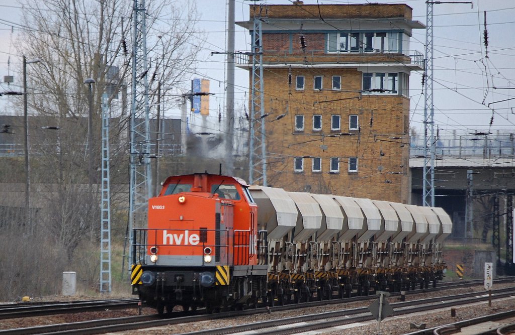 hvle V160.1 (92 80 1203 012-0 D-HVLE) mit firmeneigenen Sch�ttgutwagen am 11.04.12 Bhf. Flughafen Berlin-Sch�nefeld.