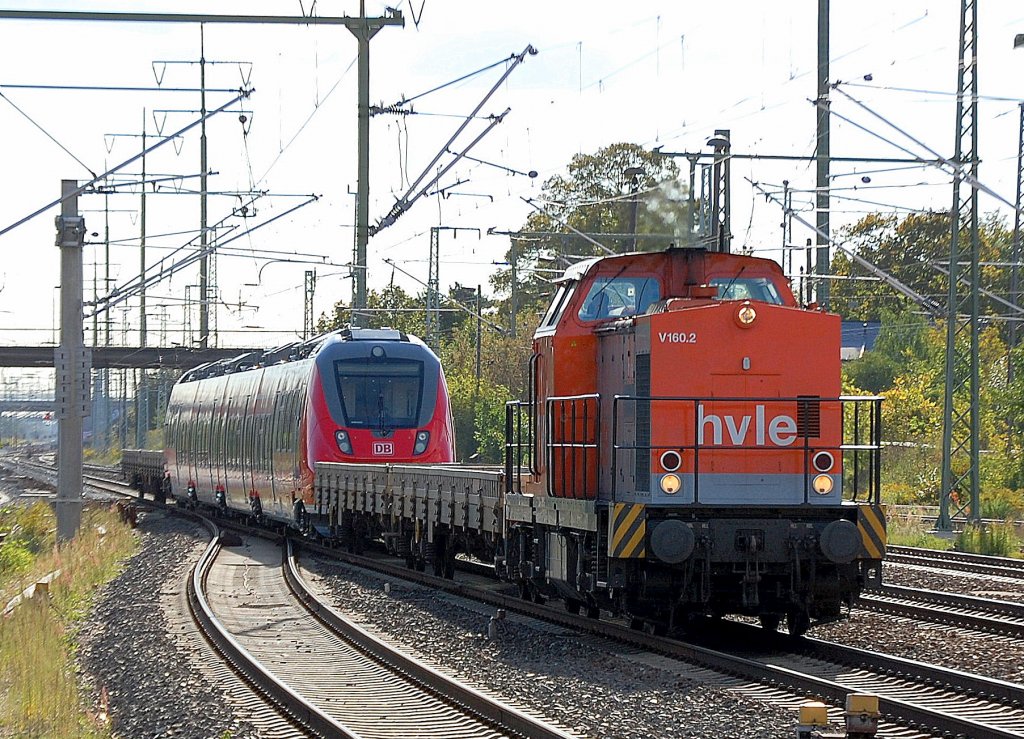 hvle V160.2 (92 80 1203 014-6 D-HVLE) �berf�hrt einem DB Triebzug der BR.442 Nr.?, 16.09.10 Bhf. Flughafen Berlin-Sch�nefeld. 