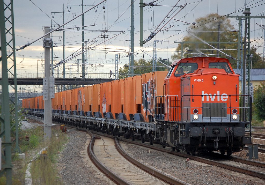 hvle V160.5 (92 80 1203 143-3 D-HVLE) mit dem M�llzug der Berliner Stadtreinigung bei der Durchfahrt im Bhf. Flughafen Berlin-Sch�nefeld, 30.09.10