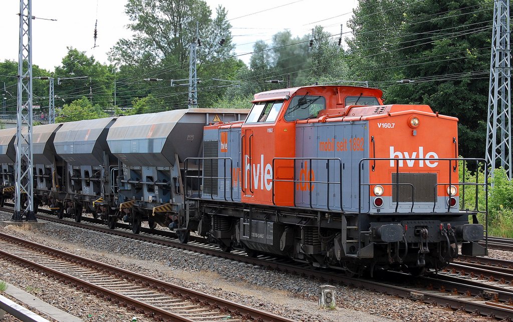 hvle V160.7 (203 150-8) mit einigen firmeneigenen Sch�ttgutwagen Richtung Nordosten, 27.06.13 Berlin-Springpfuhl.