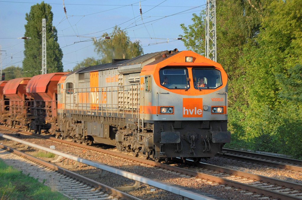 hvle V330.3 (92 801250 011-? D-HVLE, Bombardier Bj.2004) mit Ganzzug Sch�tgutwagen aus Luxemburg, 20.08.10 Berlin-Karow. 
