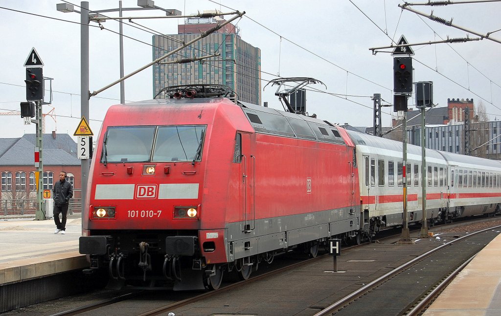 IC 144 nach Amsterdam mit 101 010-7 bei der Einfahrt Bhf. Berlin Hbf. 11.02.13 