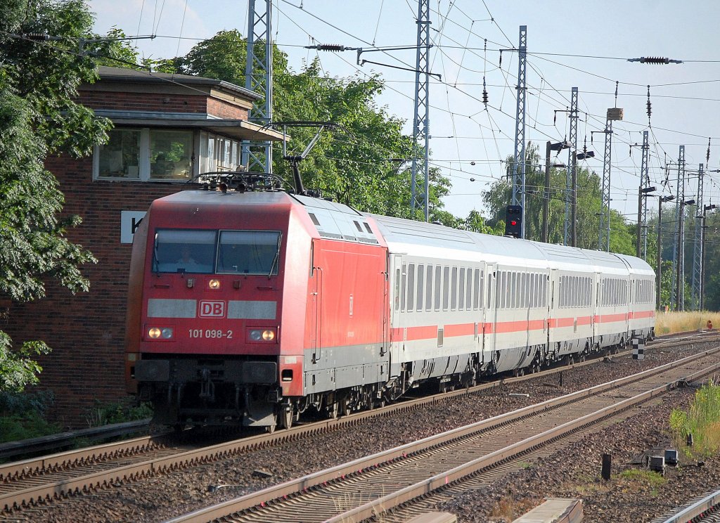 IC 145 (Szczecin Glowny) mit 101 098-2 Richtung Bernau, 30.06.10 Berlin-Karow. 