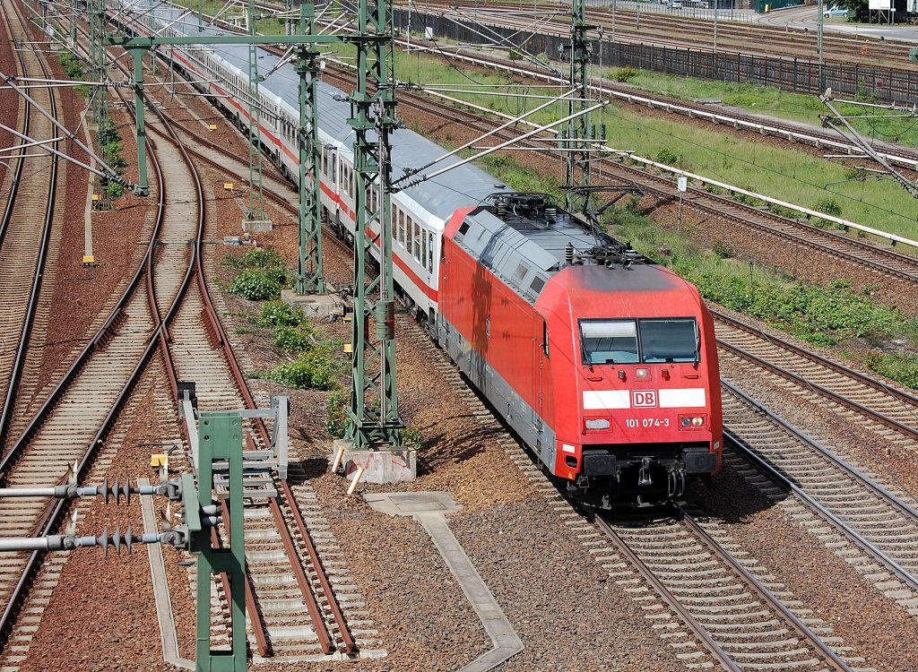 IC 1916 mit 101 074-3 Richtung Berlin hbf.(tief), 27.05.13 Berlin-Putlitzbr�cke.