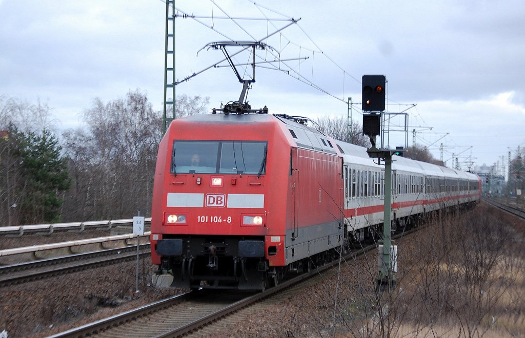 IC 1991 Frankfurt(Main) mit 101 104-8 Richtung Berlin-Spandau, 06.01.12 Berlin-Jungfernheide.