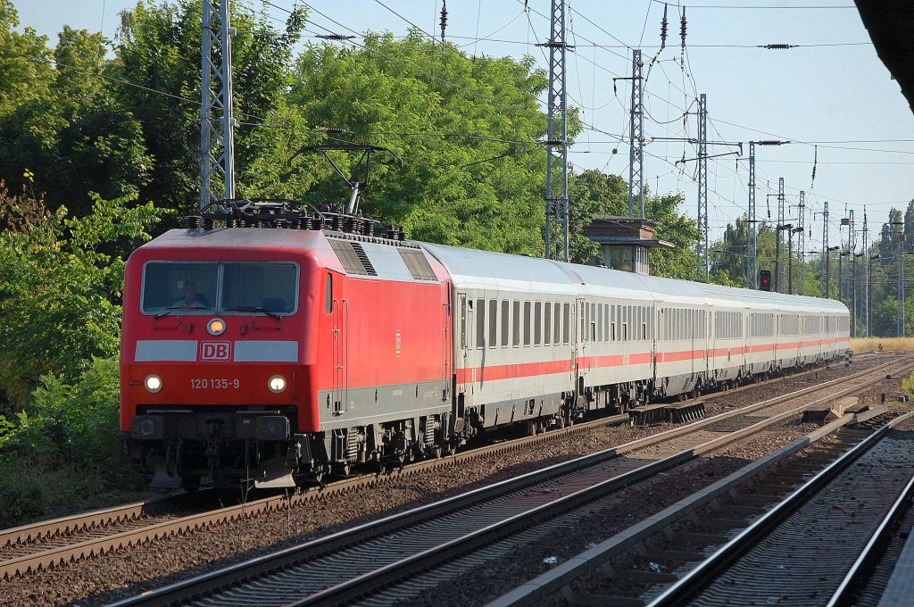 IC 2157 (Stralsund) mit 120 135-9 Richtung Bernau, 28.06.10 Berlin-Karow. 