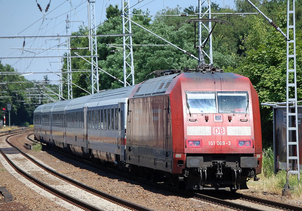 IC 2352 (Erfurt Hbf.) mit 101 069-3 Richtung Berlin-Gesundbrunnen, 09.07.10 Berlin-Buch. 