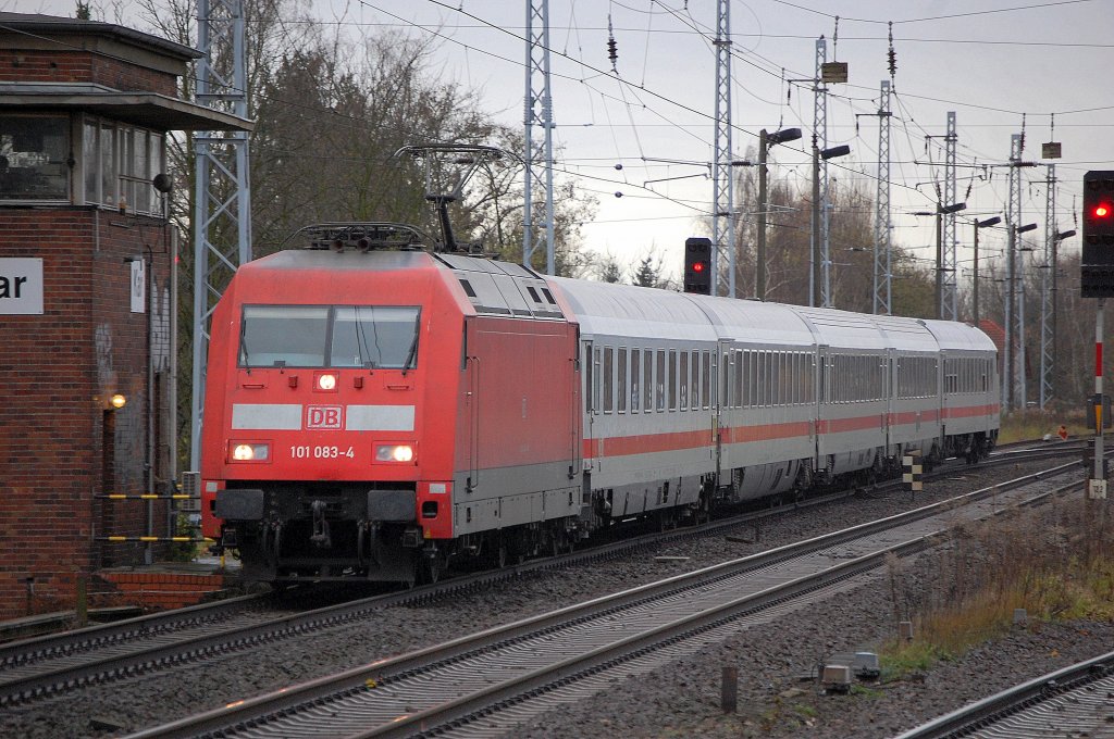 IC 2353 nach Stralsund mit 101 083-4, 13.11.10 Berlin-Karow. 