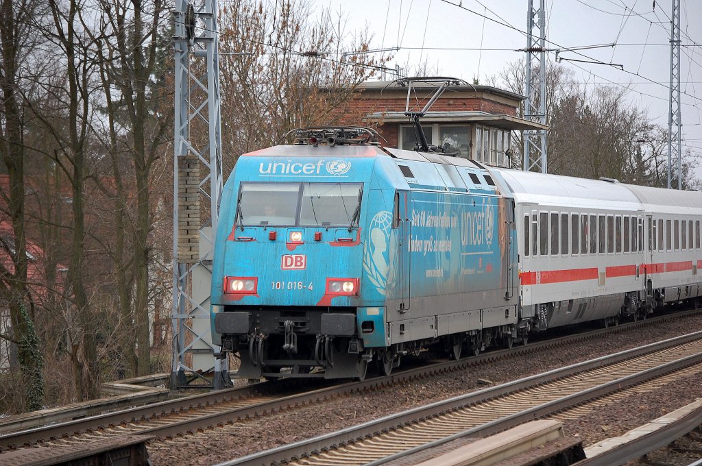IC 2355 mit 101 016-4 Richtung Bernau am 25.03.11 Berlin-Karow. Warum befreit man diese Lok nun nicht endlich mal von der inzwischen unansehlichen unicef Werbefolie???