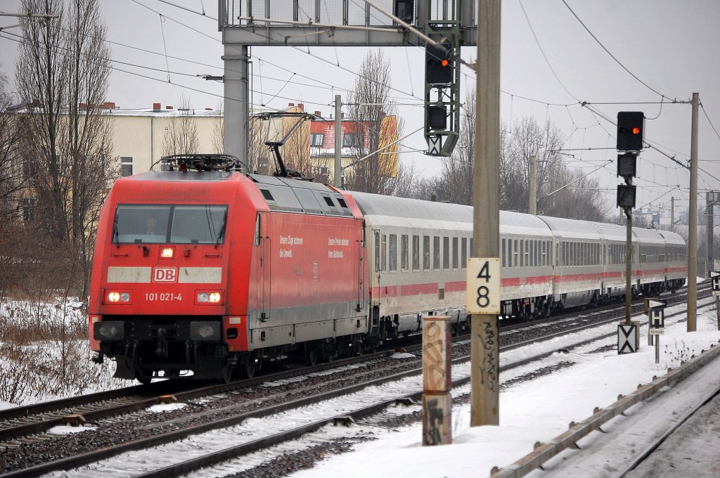 IC 2355 mit 101 021-4 Richtung Bernau, 06.01.11 Berlin-Pankow.