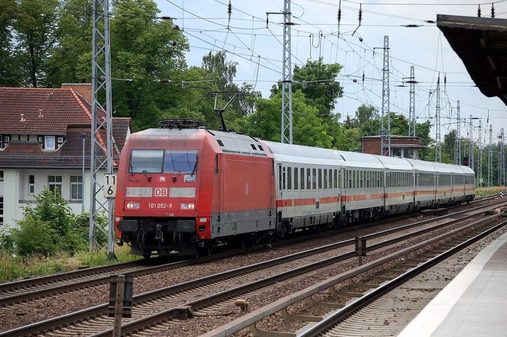 IC 2355 mit 101 052-9 Richtung Bernau, 11.06.12 Berlin-Karow.
