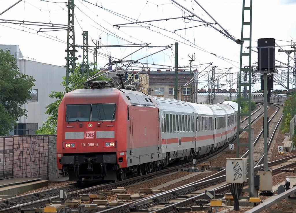 IC 2355 mit 101 055-2 kommt die Trasse aus Richtung Berlin-Hbf. Richtung Berlin-Gesundbrunnen herunter, 30.08.10 Berlin-Wedding.
