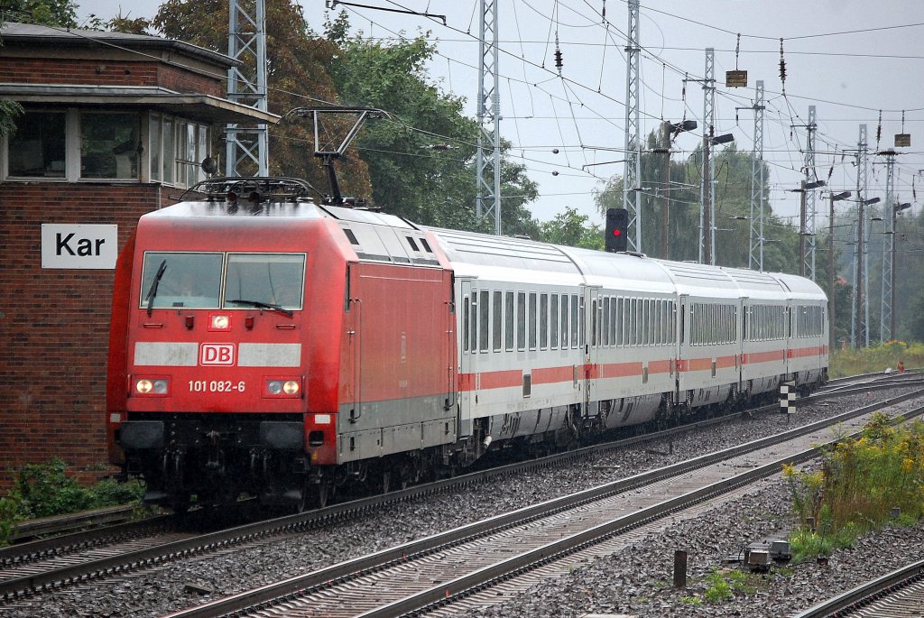 IC 2355 mit 101 082-6, n�chster Halt Bernau, 26.08.10 Berlin-Karow.