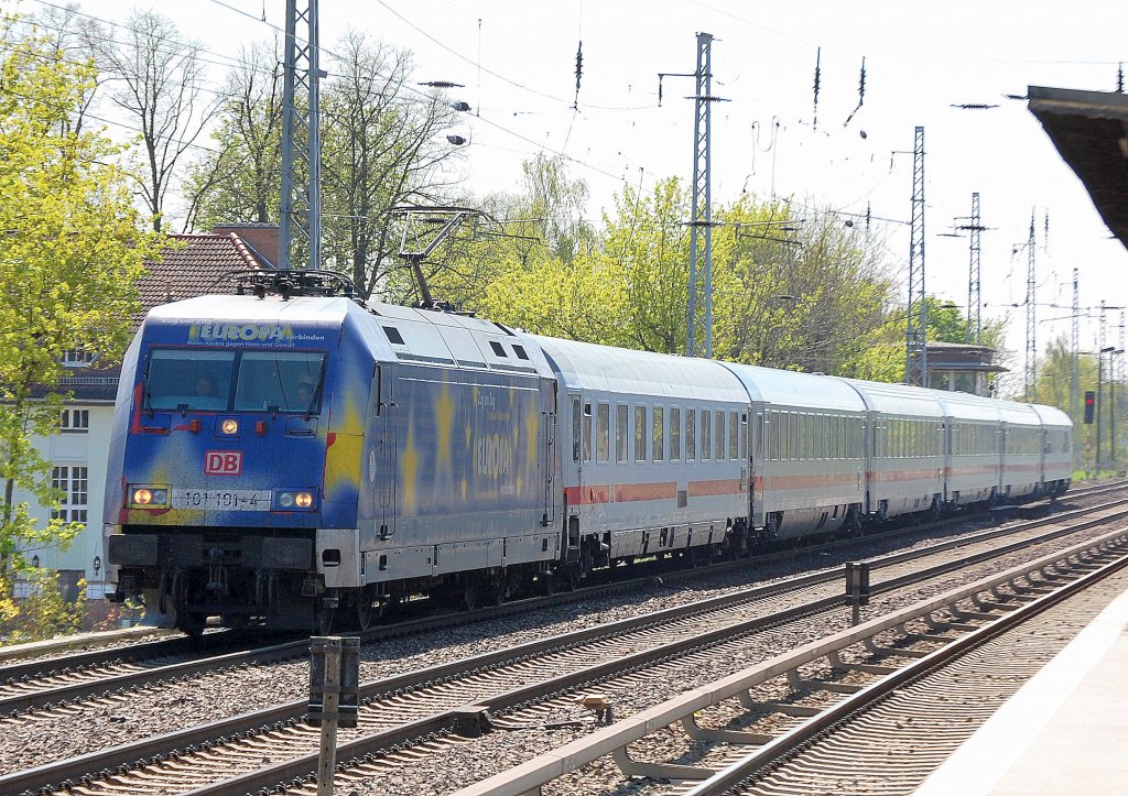 IC 2355 mit 101 101-4 am 21.04.11 in Berlin-Karow Richtung Bernau.