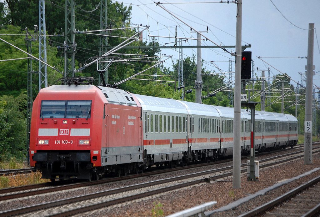 IC 2355 mit 101 103-0 Richtung Bernau, 12.06.12 Berlin-Blankenburg.