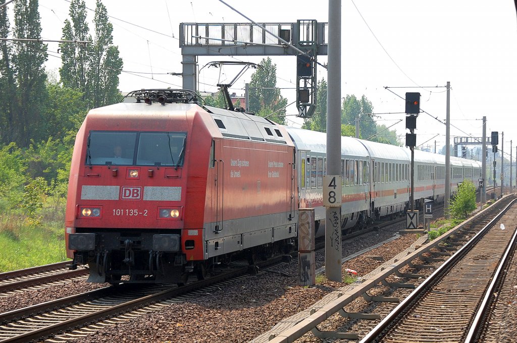 IC 2355 mit 101 135-2 Richtung Bernau, 29.04.11 Berlin-Pankow.