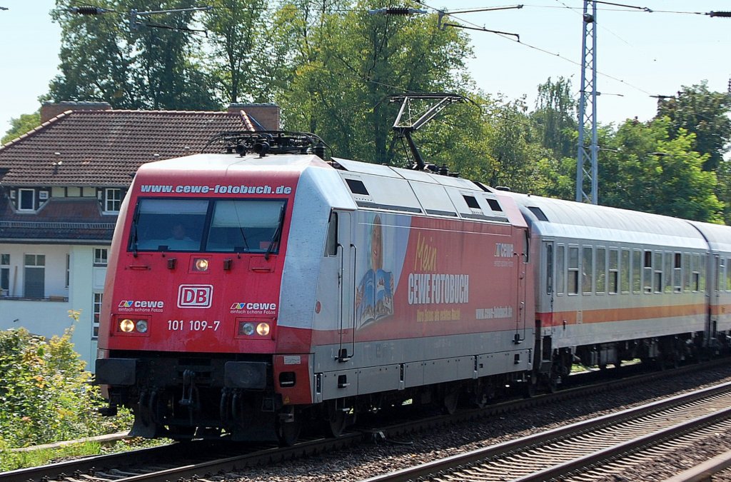 IC 2355 mit der 101&acute;er Werbelok 101 109-7 am 29.08.12 Berlin-Karow Richtung Bernau. 