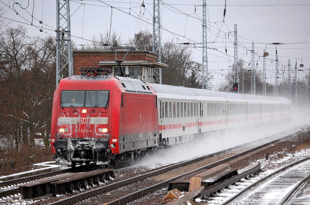 IC 2355 nach Stralsund Hbf. mit 101 040-4 Richtung Bernau, 21.01.13 Berlin-Karow.