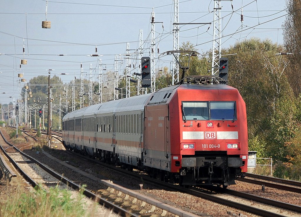 IC 2356 mit 101 004-0 am 04.10.11 Berlin-Karow.