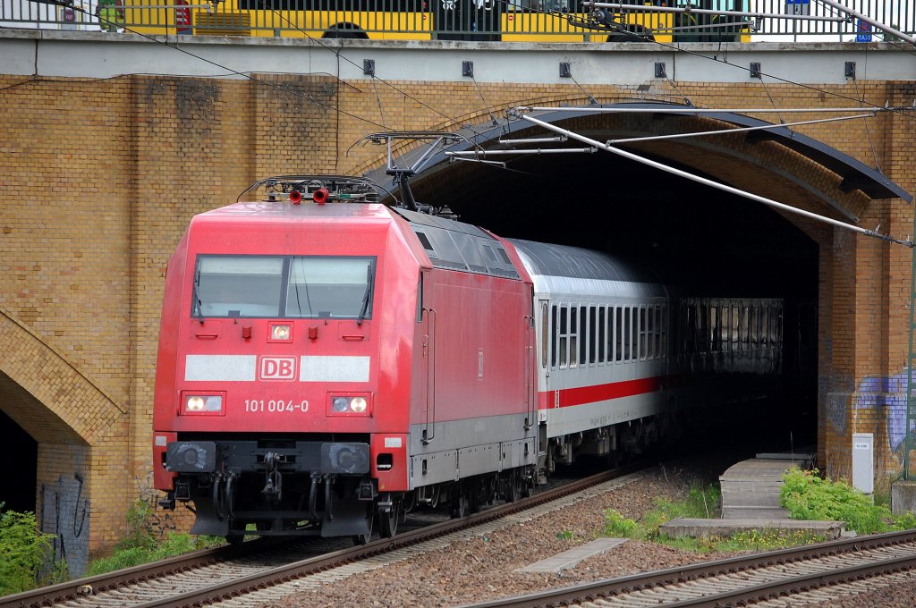 IC 2356 mit 101 004-0 bei der Ausfahrt Bhf. berlin-Gesundbrunnen, 27.05.13