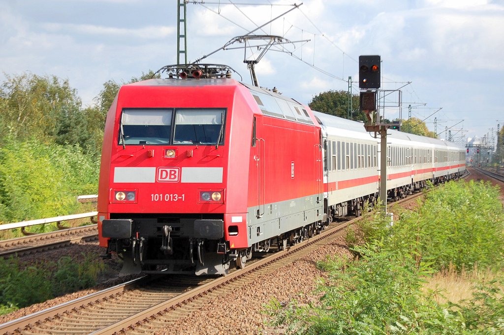 IC 2356 mit 101 013-1 am 28.09.12 Berlin-Jungfernheide.