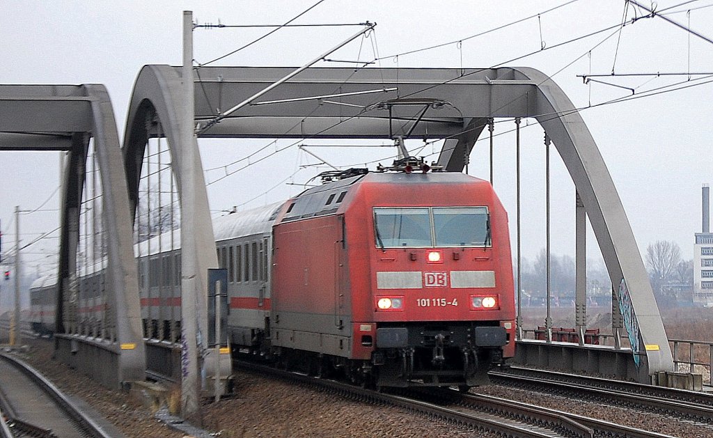 IC 2356 mit 101 115-4 Richtung Berlin-Gesundbrunnen, 17.01.12 Berlin-Pankow.