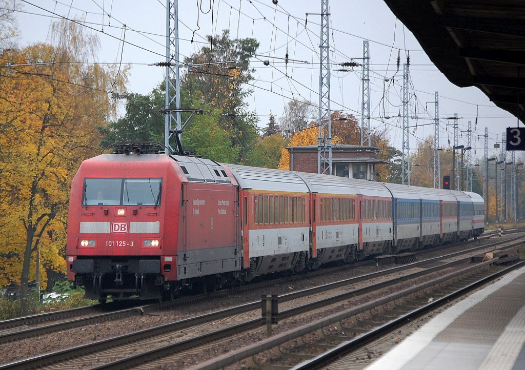 IC 2356 mit 101 125-3 Richtung Bernau am 28.10.11 Berlin-Karow